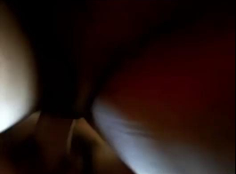 اثنين من ميلف قرنية مع الثدي المترهل يعطون دروسا جنسيا مجانا أمام الكاميرا