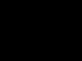يلعب أنجلينا بلوم مع لعبة جنسي الاهتزاز الوردي الجديدة، بينما أمام الكاميرا.