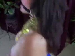 امرأة سمراء سليم ، الهواة ، تعرض ساندرا مؤخرتها العارية للكاميرا وتلعق بوسها.