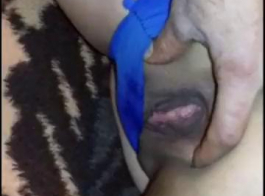 امرأة سمراء عارية تنشر ساقيها مفتوحة على مصراعيها وتدفع لعبة جنسية في بوسها الحلاقة