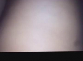 شاحب ناضج في جوارب سوداء عارية على المسرح، واستمناء بدلا من اللعب مع لعبها الجنس