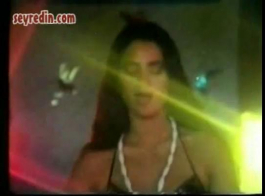 امرأة سمراء فاتنة مارس الجنس في مهبل الرطب