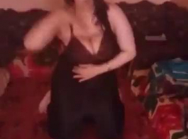 امرأة سمراء جميلة سامانثا تينينغ أثناء الحصول على وجهها مارس الجنس
