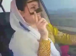 في سن المراهقة بصورة عاهرة لارا رامي تدخن سيجارة بينما تستعد لممارسة الجنس مع شريكها الشرجي