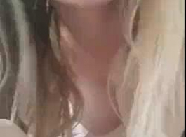 امرأة سمراء لا تمانع في مشاركة قضيب صلب مع شقراء عاهرة ، في فيديو جنسي خاص