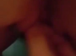 فاتنة شقراء آسرة ، تيفاني واتسون تلعب مع ثديها الناعم أثناء اللعب بوسها المحلوق تمامًا