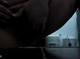 امرأة سمراء مفلس وقحة مارس الجنس في الحمار أثناء الاختبار