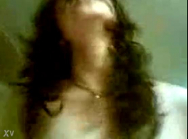 امرأة سمراء في سن المراهقة خجولة تحصل على حلقها مارس الجنس من الخلف ، أثناء الركوع في غرفة ضخمة