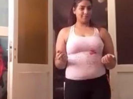 تقوم امرأة سمراء وصديقها بتصوير فيديو لهما وهما يمارسان الجنس ويقبلان بعضهما البعض