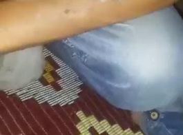 صغيرتي الهنغارية امرأة سمراء في سن المراهقة مارس الجنس على الأريكة خلال الصب