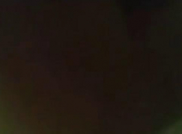 امرأة سمراء جبهة مورو نيكي قبلة مع أباريق كبيرة طبيعية يركب اثنين من الديوك الصلبة أثناء وجودها على الهاتف في العمل مع صديقها قرنية على أريكة لها