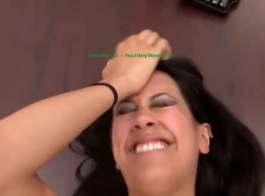 امرأة سمراء يتعلم كيفية تمتص الديك في الحمام من مساج