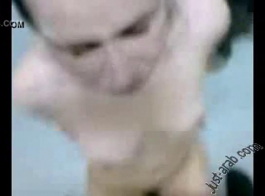 يتم القبض على رجال قرنية من قبل فرنك غيني ياسمين لاوا من خلال الثقوب في الحمام والشرج يمارس الجنس معها حتى لديها نهاية من المقبض