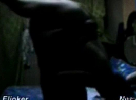 شقراء جبهة مورو، في جوارب سوداء، جين وايلد تلعب مع مهبلها بينما لا أحد يراقب.