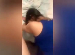 امرأة سمراء مفلس قد مدمن مخدرات بقبلة كاتي وممارسة الجنس معها، في منزلها.