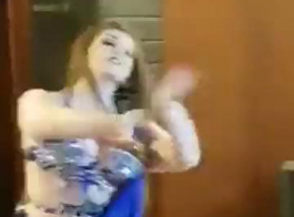 الرقص في سن المراهقة في المدرسة الثانوية موحدة تجريد وإغاظة مع هزاز على خلفي عارية لها.