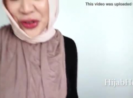 امرأة سمراء مذهلة في زي حريري قصير تستعد للغش على صديقها.